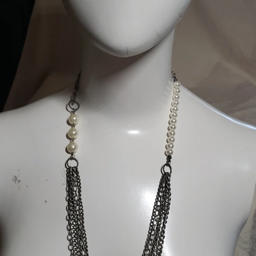 Silver Tone and Pearl Necklace (20) - Picture 2 of 3
